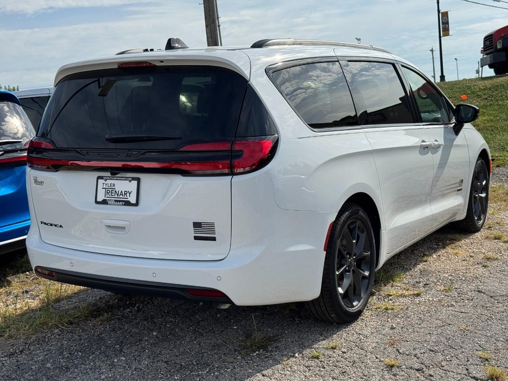 Chrysler Pacifica Vehicle Full-screen Gallery Image 04