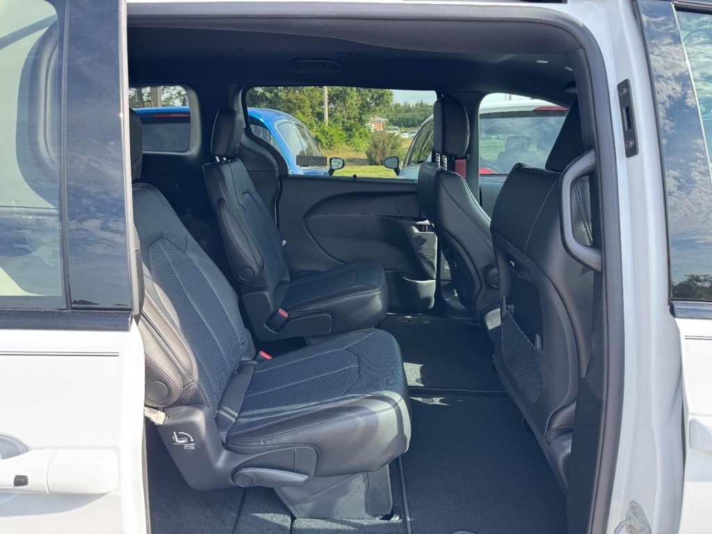 Chrysler Pacifica Vehicle Full-screen Gallery Image 06