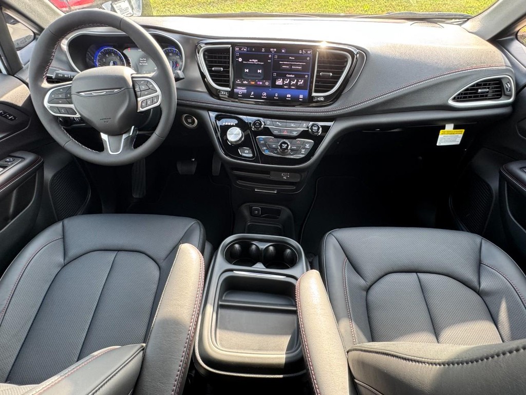 Chrysler Pacifica Vehicle Full-screen Gallery Image 09