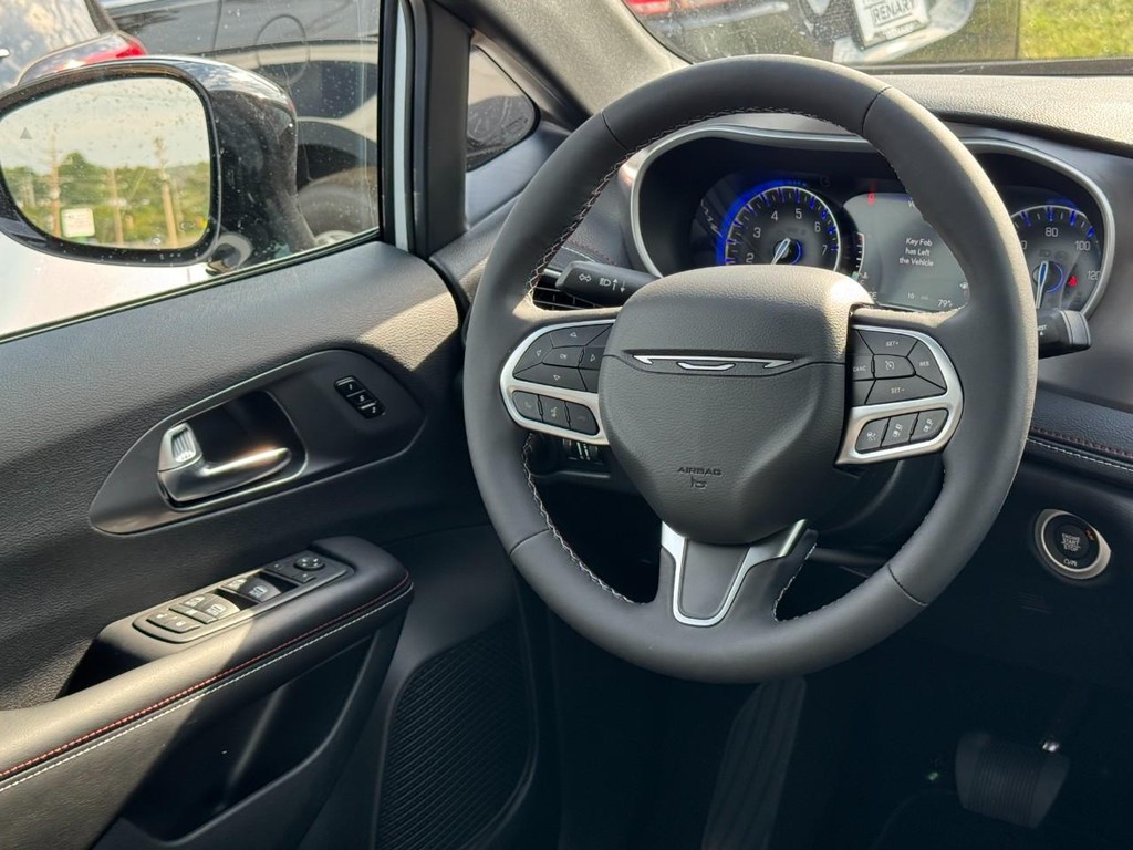 Chrysler Pacifica Vehicle Full-screen Gallery Image 10