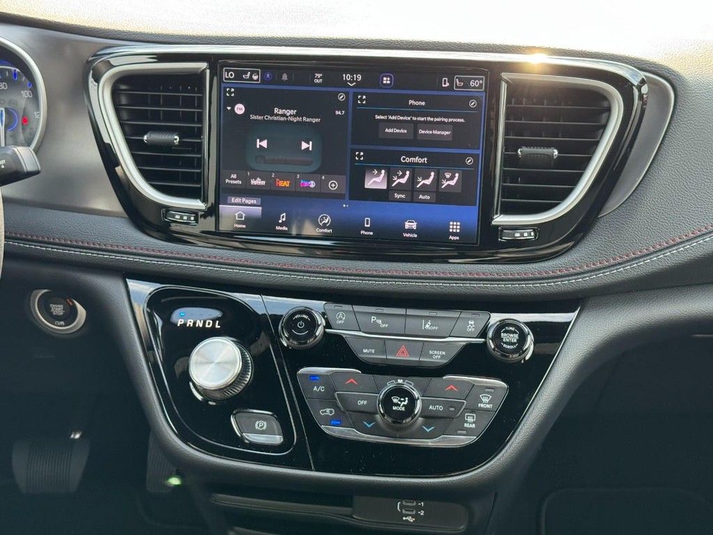 Chrysler Pacifica Vehicle Full-screen Gallery Image 11