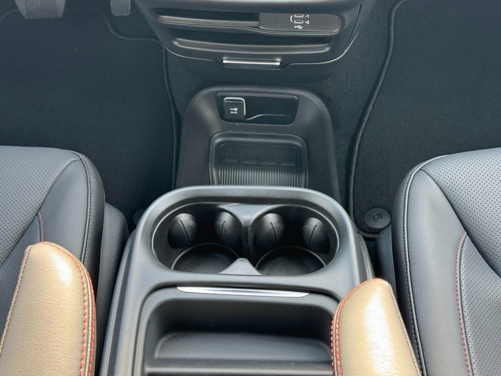 Chrysler Pacifica Vehicle Full-screen Gallery Image 12