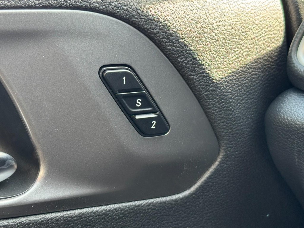 Chrysler Pacifica Vehicle Full-screen Gallery Image 13