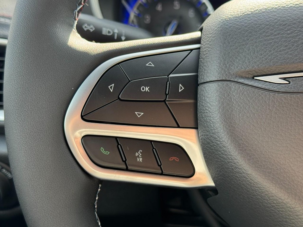 Chrysler Pacifica Vehicle Full-screen Gallery Image 14