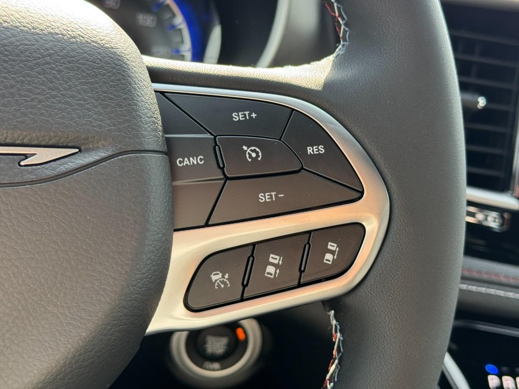 Chrysler Pacifica Vehicle Full-screen Gallery Image 15