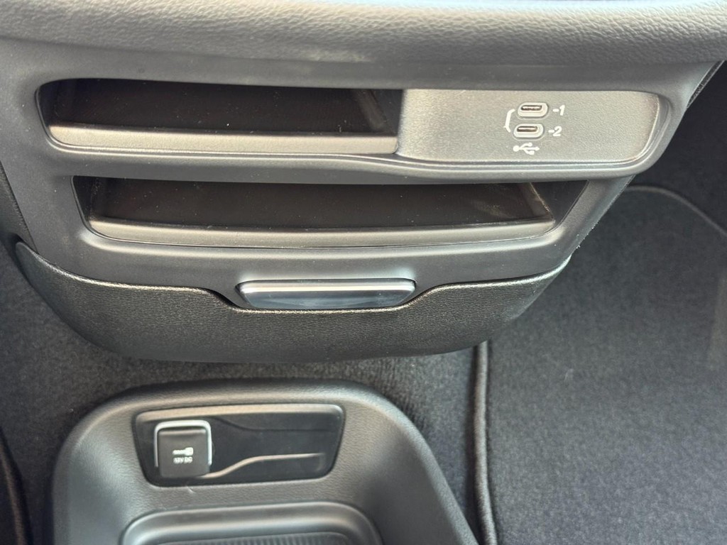 Chrysler Pacifica Vehicle Full-screen Gallery Image 16