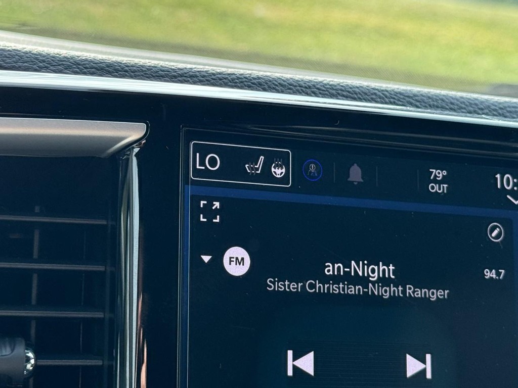 Chrysler Pacifica Vehicle Full-screen Gallery Image 17