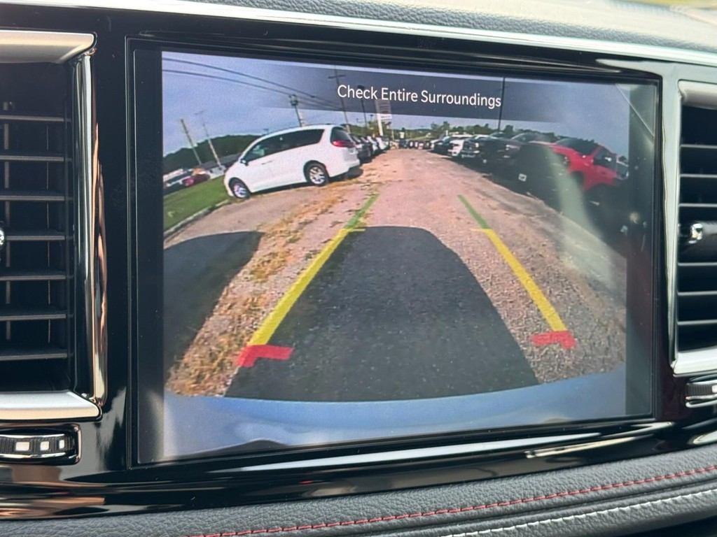 Chrysler Pacifica Vehicle Full-screen Gallery Image 18