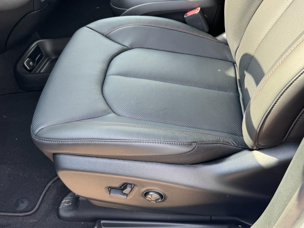 Chrysler Pacifica Vehicle Full-screen Gallery Image 19