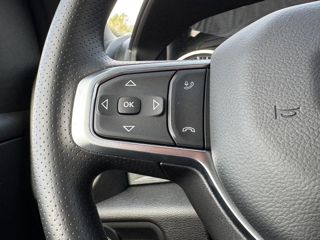 Ram 1500 Vehicle Full-screen Gallery Image 12