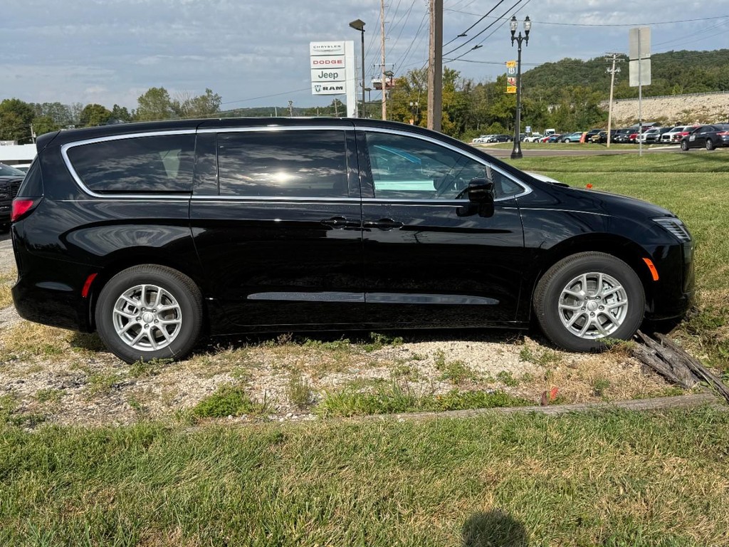 Chrysler Pacifica Vehicle Full-screen Gallery Image 02