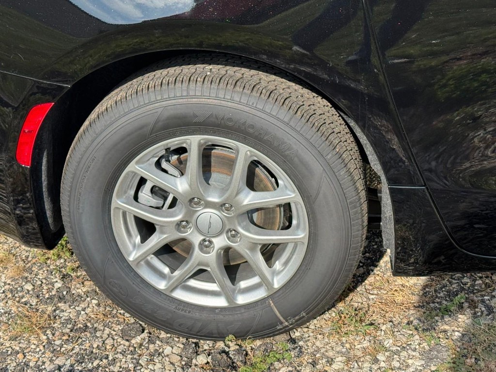 Chrysler Pacifica Vehicle Full-screen Gallery Image 05
