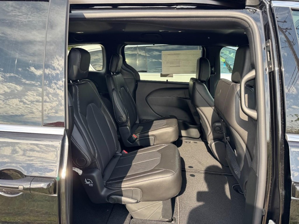 Chrysler Pacifica Vehicle Full-screen Gallery Image 06