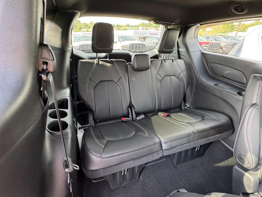 Chrysler Pacifica Vehicle Full-screen Gallery Image 07
