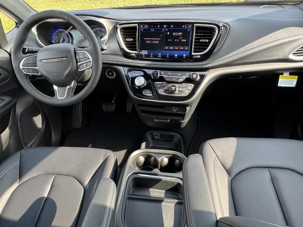 Chrysler Pacifica Vehicle Full-screen Gallery Image 09