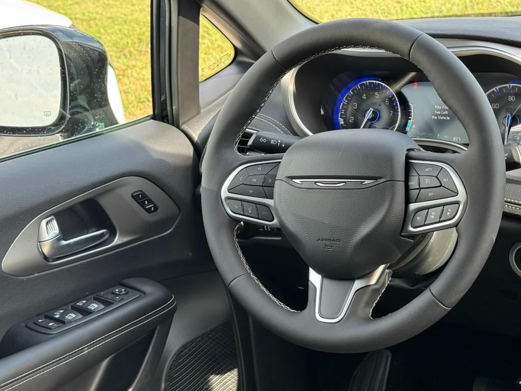 Chrysler Pacifica Vehicle Full-screen Gallery Image 10