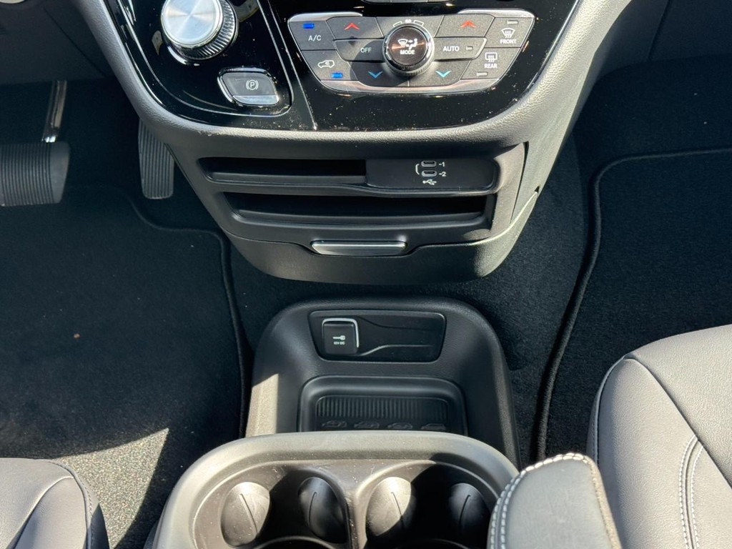 Chrysler Pacifica Vehicle Full-screen Gallery Image 12