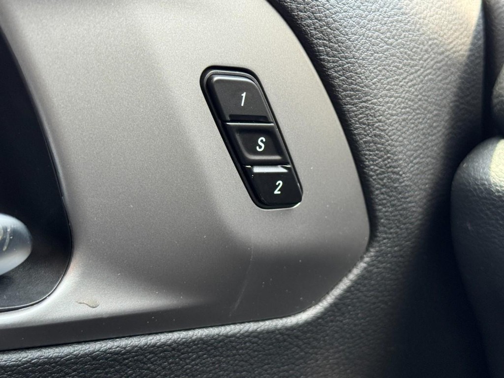 Chrysler Pacifica Vehicle Full-screen Gallery Image 13