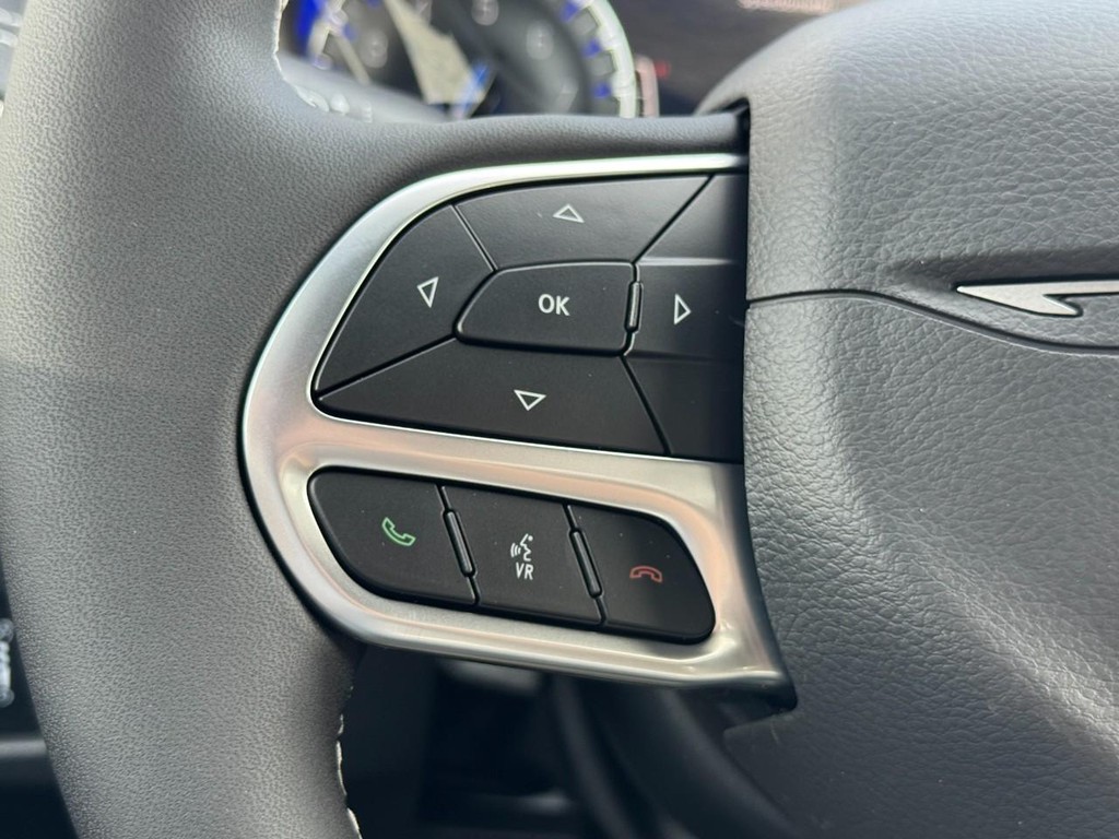 Chrysler Pacifica Vehicle Full-screen Gallery Image 14