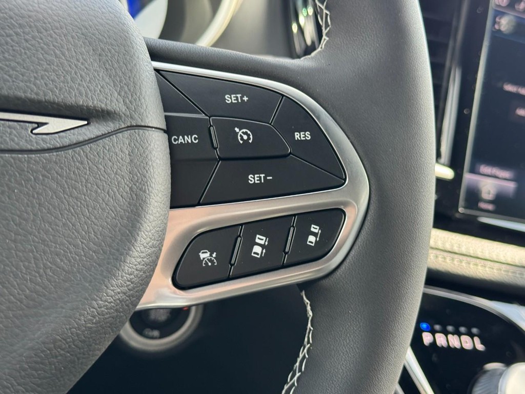 Chrysler Pacifica Vehicle Full-screen Gallery Image 15