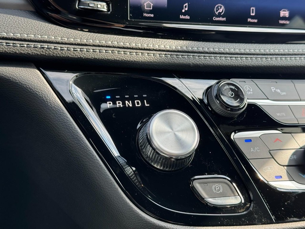 Chrysler Pacifica Vehicle Full-screen Gallery Image 16