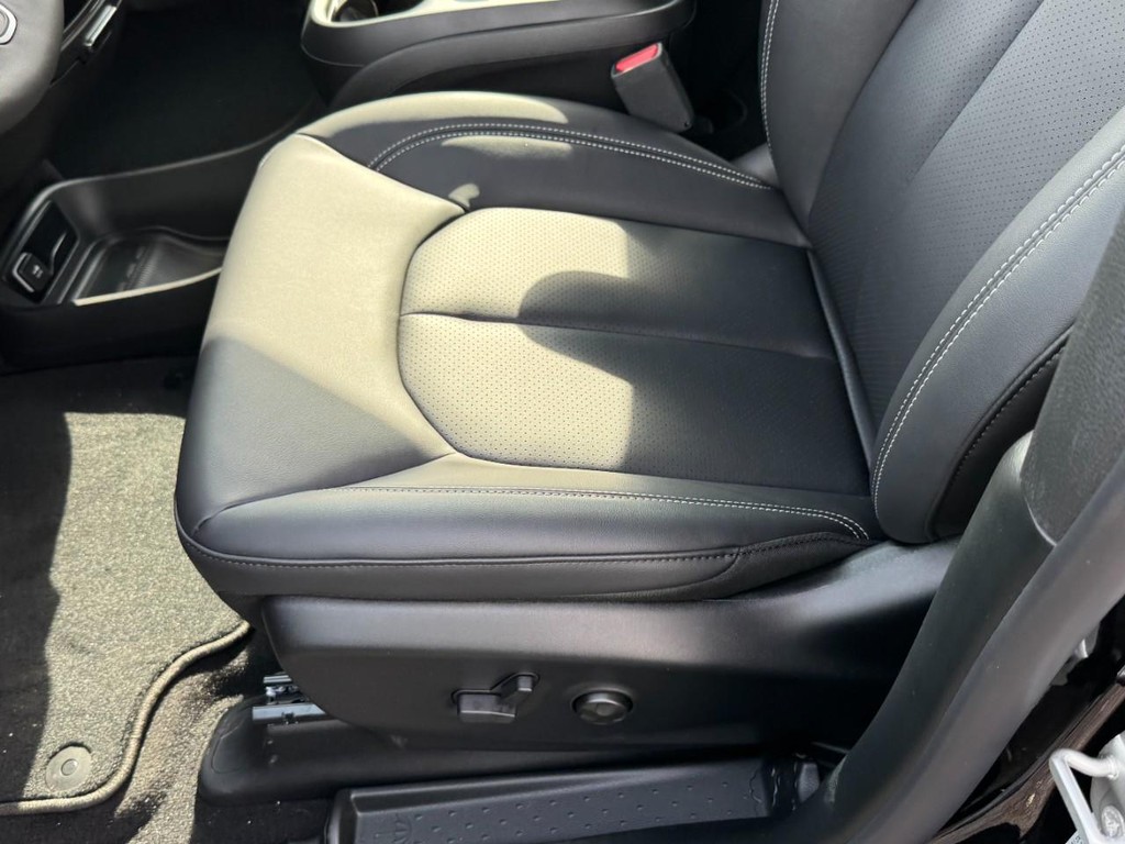Chrysler Pacifica Vehicle Full-screen Gallery Image 19