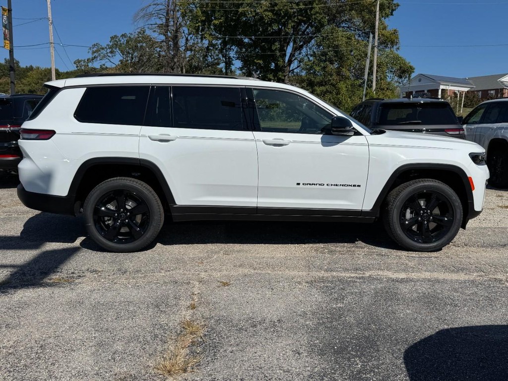 Jeep Grand Cherokee L Vehicle Full-screen Gallery Image 02