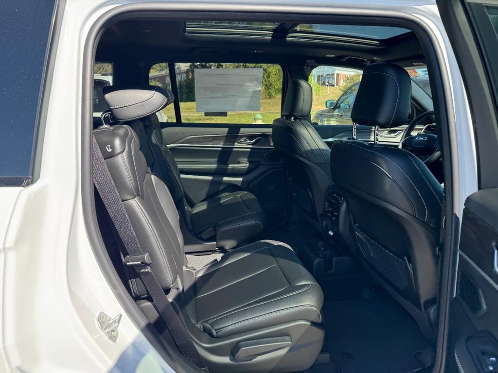 Jeep Grand Cherokee L Vehicle Full-screen Gallery Image 06