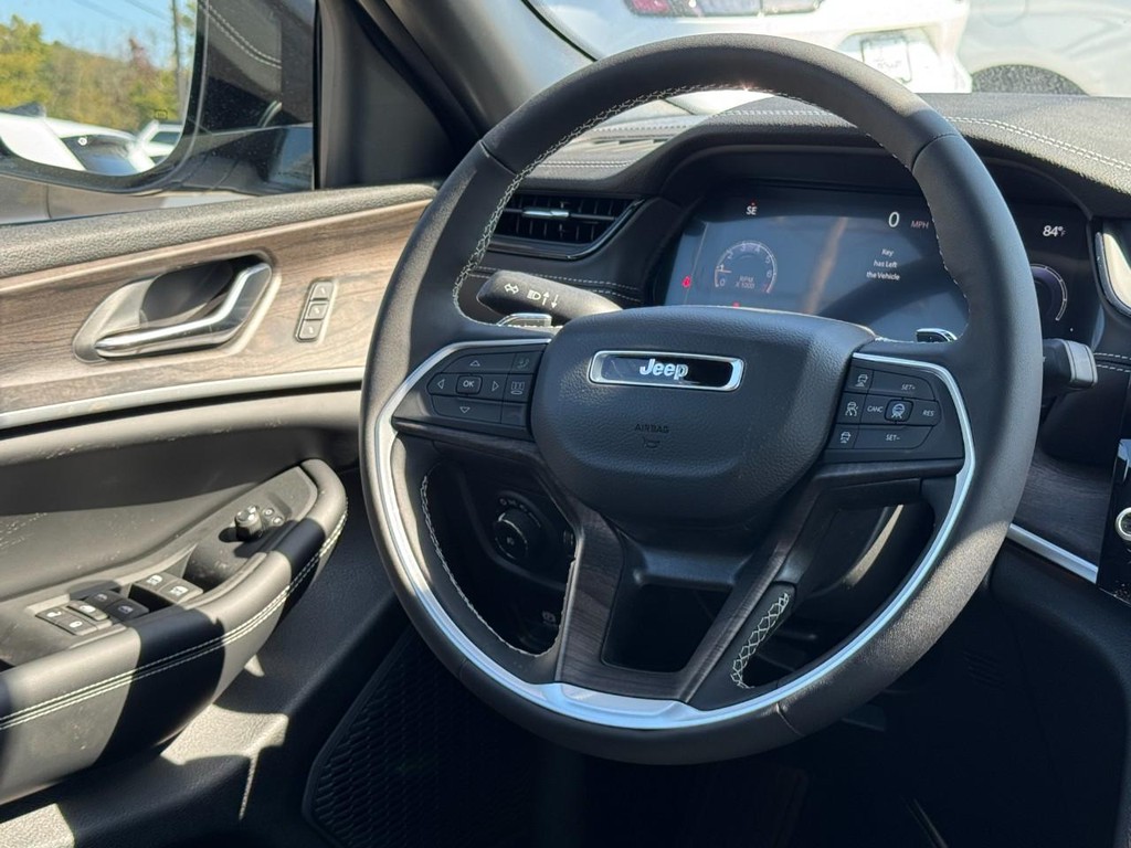 Jeep Grand Cherokee L Vehicle Full-screen Gallery Image 10