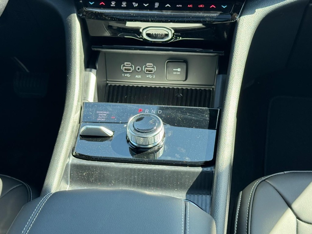 Jeep Grand Cherokee L Vehicle Full-screen Gallery Image 12