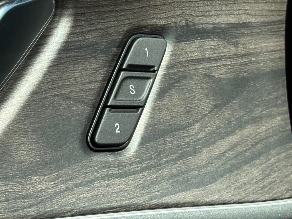 Jeep Grand Cherokee L Vehicle Full-screen Gallery Image 13