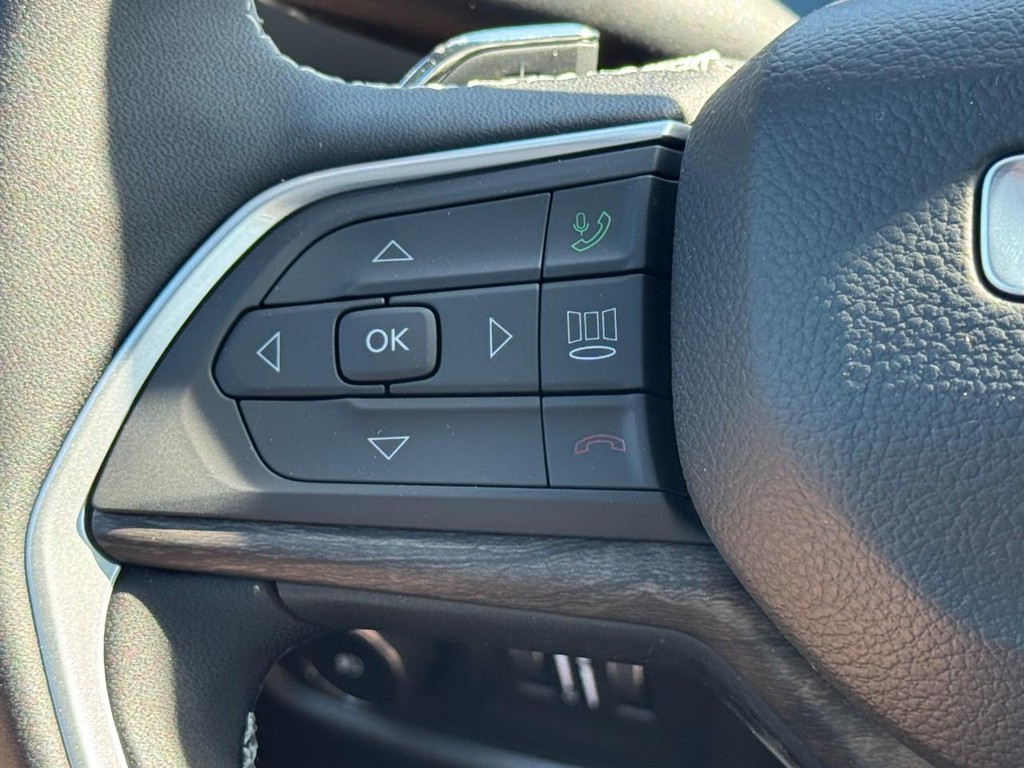 Jeep Grand Cherokee L Vehicle Full-screen Gallery Image 14