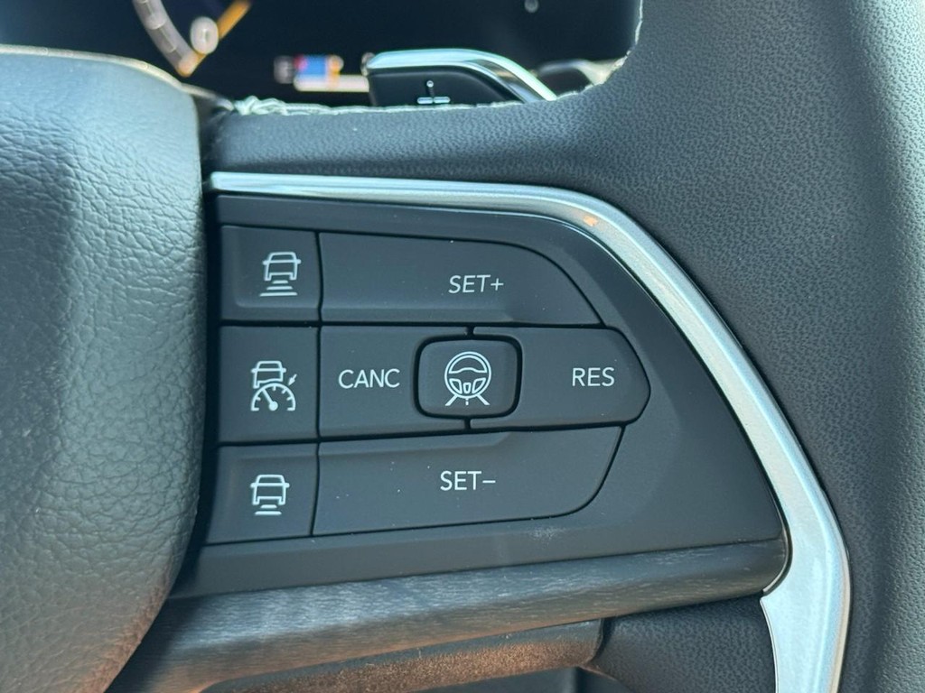 Jeep Grand Cherokee L Vehicle Full-screen Gallery Image 15