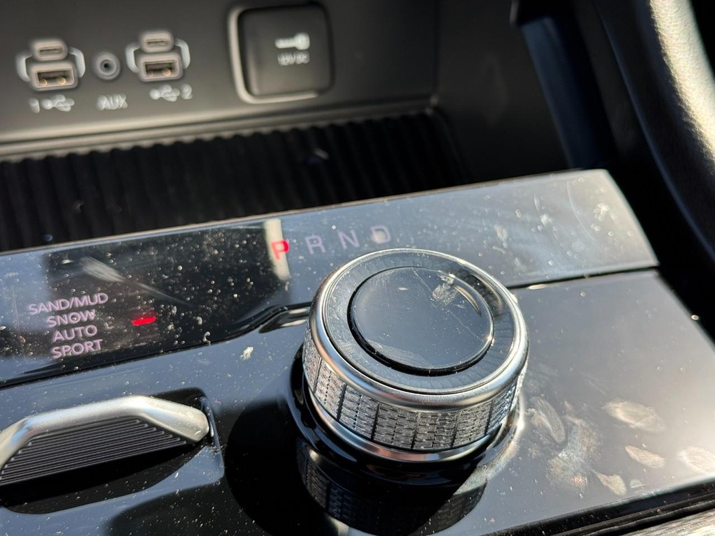 Jeep Grand Cherokee L Vehicle Full-screen Gallery Image 16