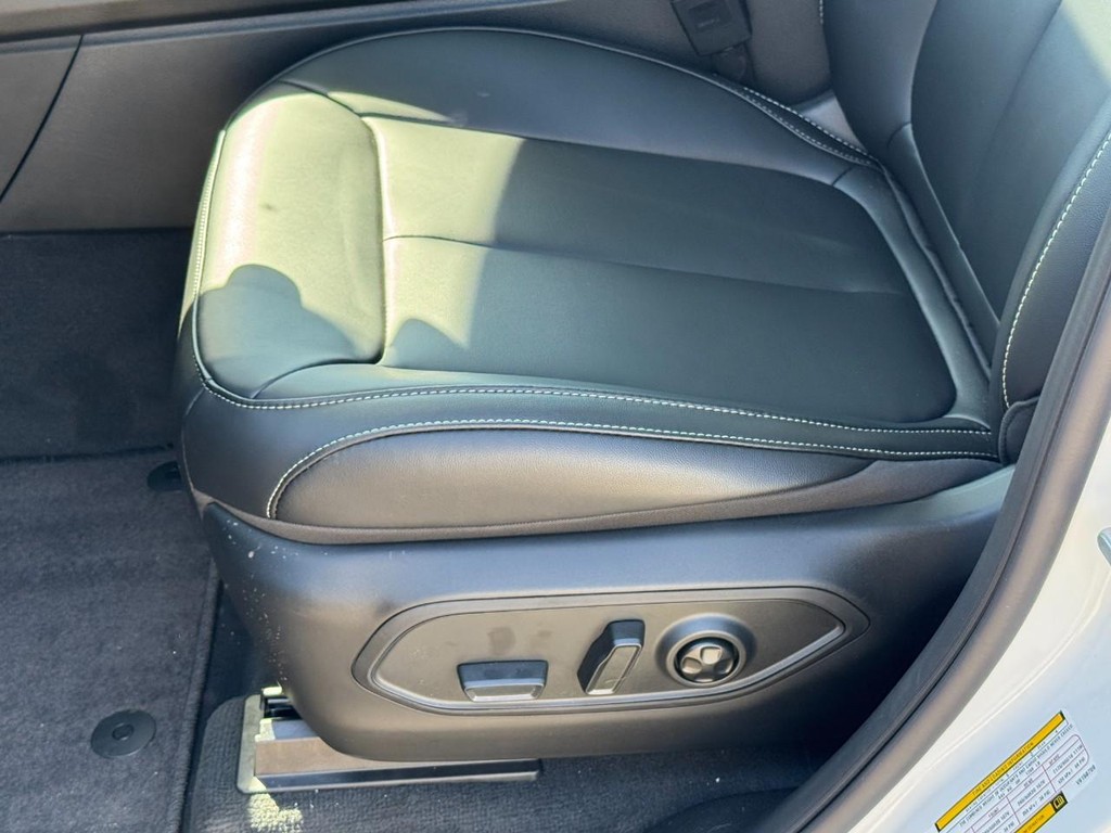 Jeep Grand Cherokee L Vehicle Full-screen Gallery Image 20