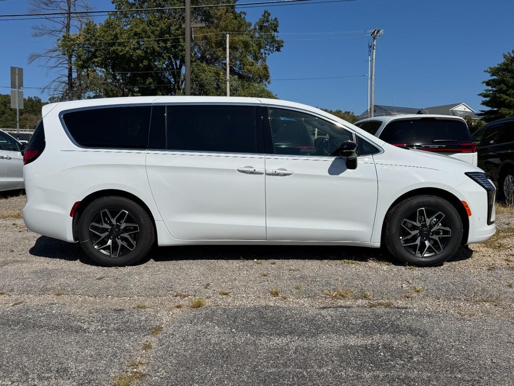 Chrysler Pacifica Vehicle Full-screen Gallery Image 02