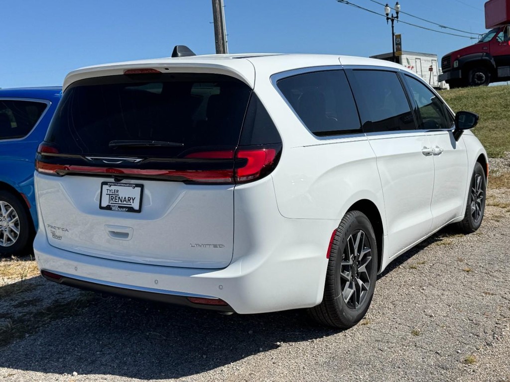 Chrysler Pacifica Vehicle Full-screen Gallery Image 04