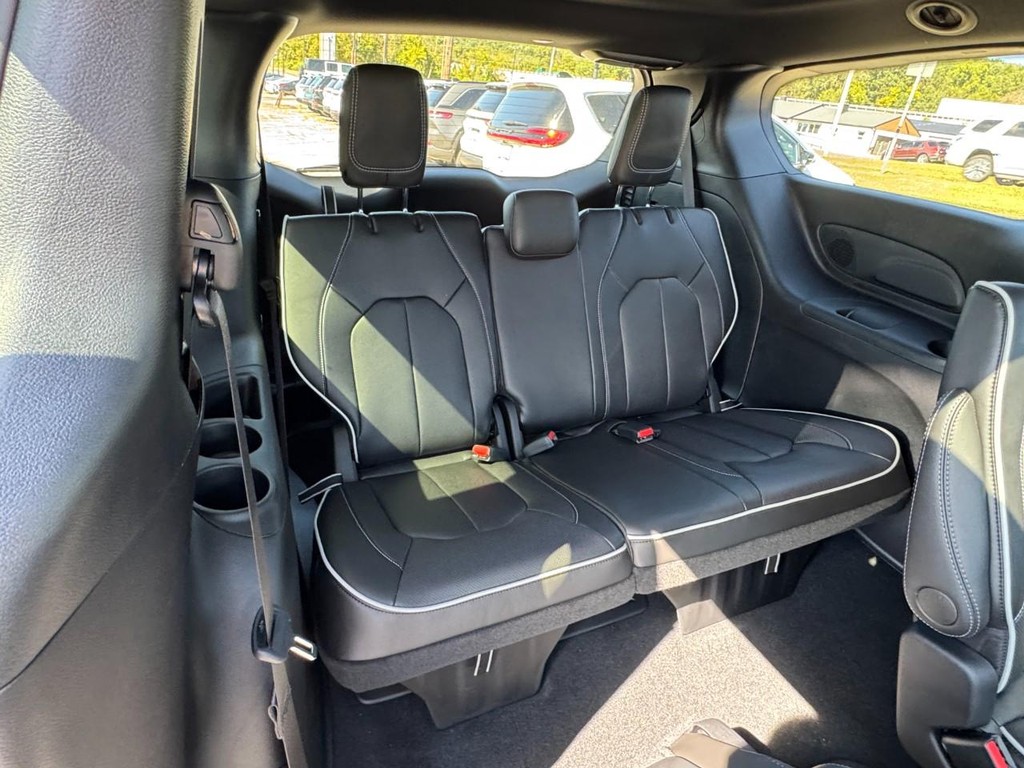 Chrysler Pacifica Vehicle Full-screen Gallery Image 09