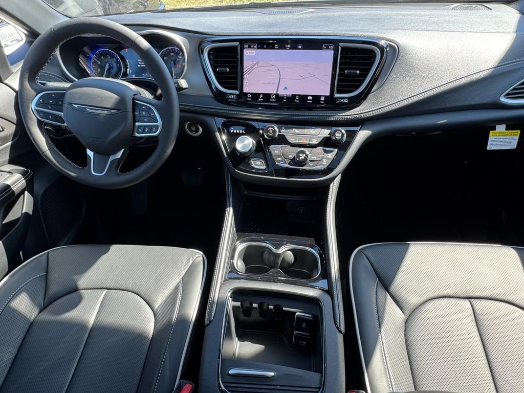 Chrysler Pacifica Vehicle Full-screen Gallery Image 10