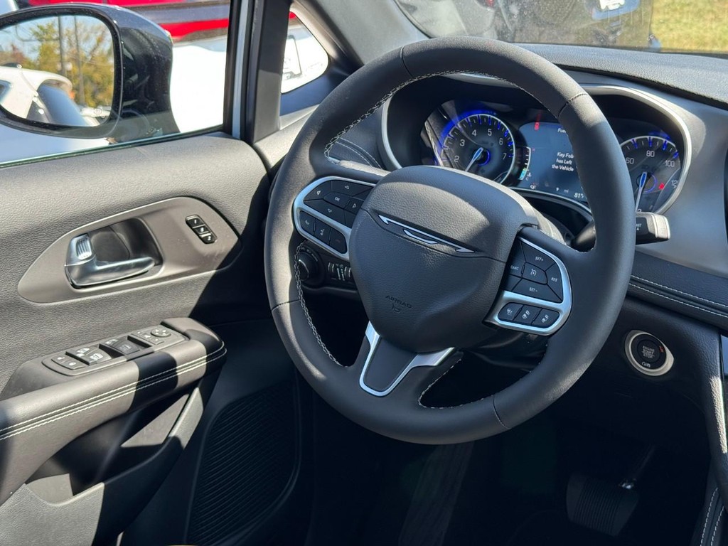 Chrysler Pacifica Vehicle Full-screen Gallery Image 11