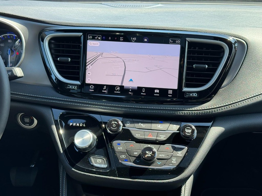 Chrysler Pacifica Vehicle Full-screen Gallery Image 12