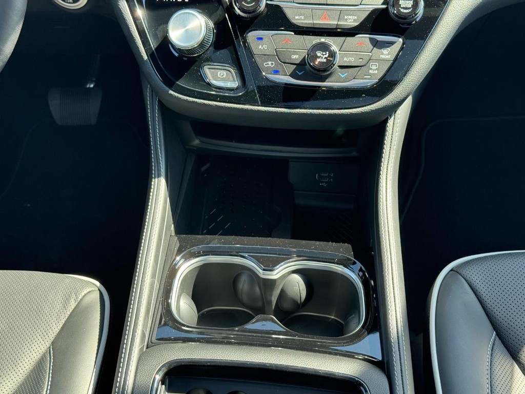 Chrysler Pacifica Vehicle Full-screen Gallery Image 13