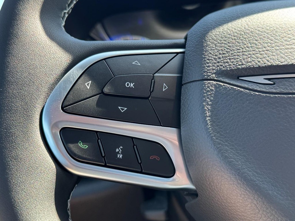 Chrysler Pacifica Vehicle Full-screen Gallery Image 14