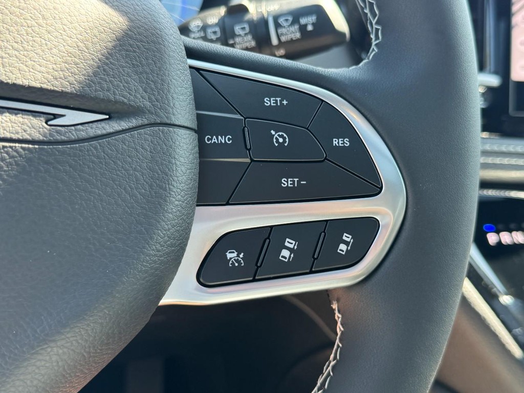 Chrysler Pacifica Vehicle Full-screen Gallery Image 15