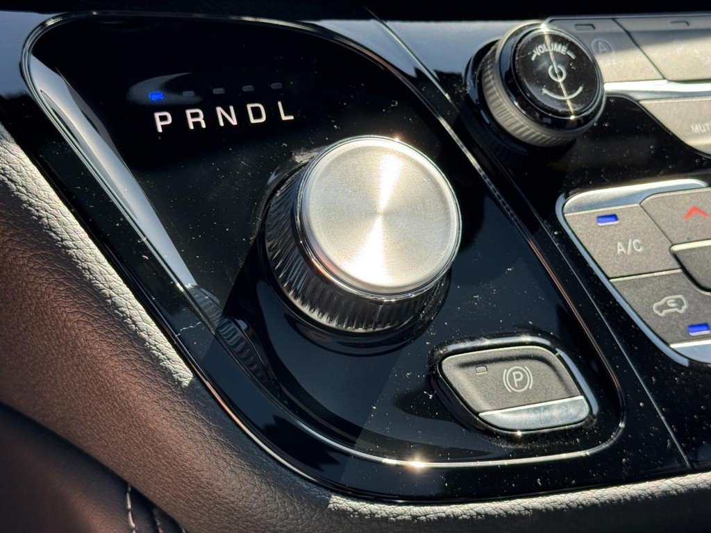 Chrysler Pacifica Vehicle Full-screen Gallery Image 16