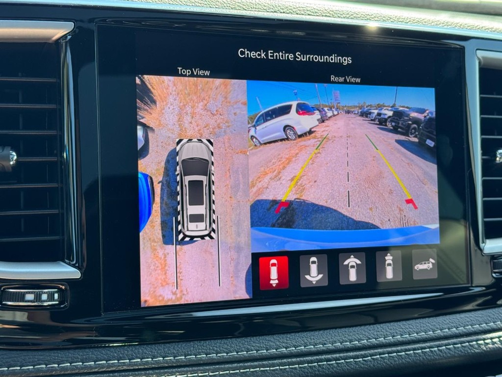 Chrysler Pacifica Vehicle Full-screen Gallery Image 19