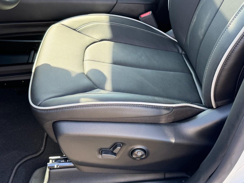 Chrysler Pacifica Vehicle Full-screen Gallery Image 21