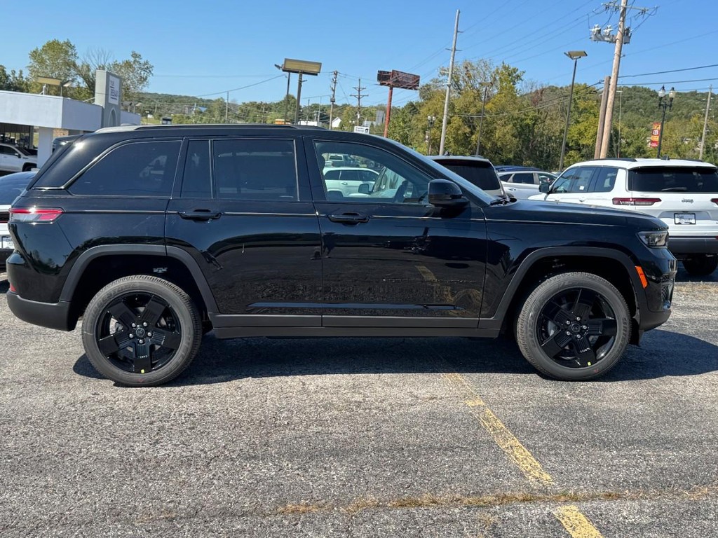 Jeep Grand Cherokee Vehicle Full-screen Gallery Image 02