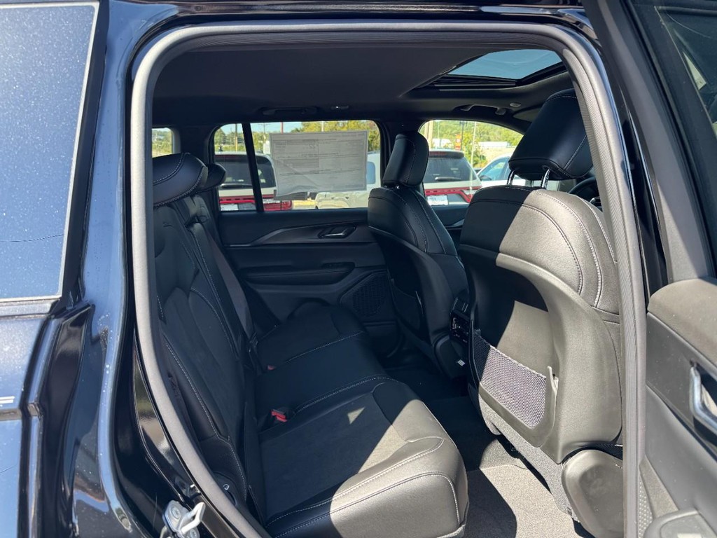Jeep Grand Cherokee Vehicle Full-screen Gallery Image 06