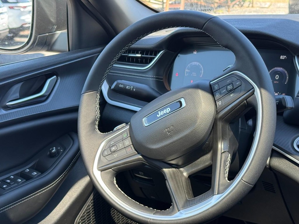 Jeep Grand Cherokee Vehicle Full-screen Gallery Image 09